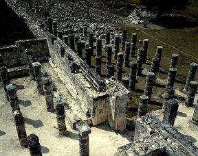 Maya. Resti del Tempio dei Guerrieri a Chichén-Itzá, nello Yucatán.De Agostini Picture Library/G. Dagli Orti Maya. Resti del Tempio dei Guerrieri a Chichén-Itzá, nello Yucatán.De Agostini Picture Library/G. Dagli Orti