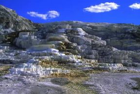 Parco Nazionale di Yellowstone. Le Mammoth Hot Springs, sorgenti d'acqua calda dalla tipica conformazione a gradinata.De Agostini Picture Library/W. Buss Parco Nazionale di Yellowstone. Le Mammoth Hot Springs, sorgenti d'acqua calda dalla tipica conformazione a gradinata.De Agostini Picture Library/W. Buss