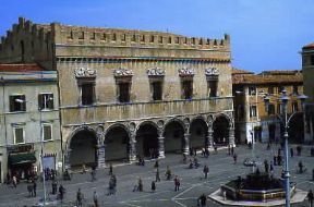 Pesaro. Il Palazzo Ducale affacciato su piazza del Popolo.De Agostini Picture Library/Titus Pesaro. Il Palazzo Ducale affacciato su piazza del Popolo.De Agostini Picture Library/Titus