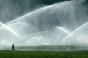 Agricoltura. Irrigazione a pioggia mediante condotte a pressione.De Agostini Picture Library/A. Vergani Agricoltura. Irrigazione a pioggia mediante condotte a pressione.De Agostini Picture Library/A. Vergani