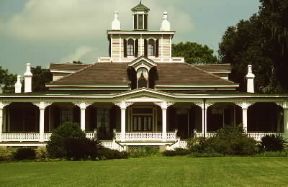 Architettura coloniale. Vasto portico sulla facciata di una residenza di piantagione in Louisiana.De Agostini Picture Library / G. Wright Architettura coloniale. Vasto portico sulla facciata di una residenza di piantagione in Louisiana.De Agostini Picture Library / G. Wright