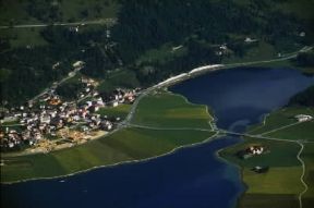 Europa. Veduta del lago di Silvaplana nel cantone svizzero dei Grigioni.De Agostini Picture Library/F. Giaccone Europa. Veduta del lago di Silvaplana nel cantone svizzero dei Grigioni.De Agostini Picture Library/F. Giaccone