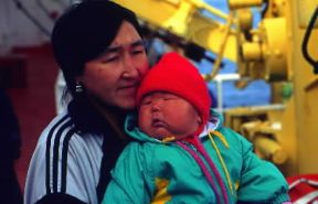 Groenlandia. Donna e bambino Inuit.De Agostini Picture Library / D. Staquet Groenlandia. Donna e bambino Inuit.De Agostini Picture Library / D. Staquet