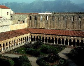 Monreale. Il chiostro del monastero benedettino del sec. XII.De Agostini Picture Library Monreale. Il chiostro del monastero benedettino del sec. XII.De Agostini Picture Library