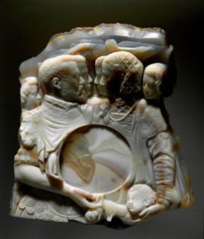 Onice . Cammeo in onice di Giovanni Antonio de Rossi raffigurante Cosimo I de' Medici e la sua famiglia (sec. XVI; Firenze, Museo degli Argenti).De Agostini Picture Library/A. Dagli Orti Onice . Cammeo in onice di Giovanni Antonio de Rossi raffigurante Cosimo I de' Medici e la sua famiglia (sec. XVI; Firenze, Museo degli Argenti).De Agostini Picture Library/A. Dagli Orti
