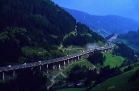 Passo del Brennero . Un tratto dell'autostrada che collega la valle dell'Isarco con quella del Sill.De Agostini Picture Library/M. Pedone Passo del Brennero . Un tratto dell'autostrada che collega la valle dell'Isarco con quella del Sill.De Agostini Picture Library/M. Pedone