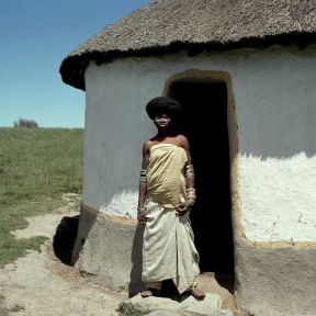 Transkei. Una casa del villaggio Coffee Bay; la popolazione del Paese vive prevalentemente di agricoltura.De Agostini Picture Library/N. Cirani Transkei. Una casa del villaggio Coffee Bay; la popolazione del Paese vive prevalentemente di agricoltura.De Agostini Picture Library/N. Cirani