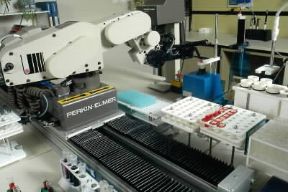 Automazione. Linea di robot per analisi diagnostiche in uno stabilimento farmaceutico.De Agostini Picture Library/G. Cigolini Automazione. Linea di robot per analisi diagnostiche in uno stabilimento farmaceutico.De Agostini Picture Library/G. Cigolini