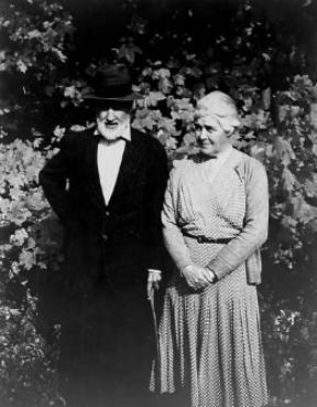 Charles Edward Ives . Il compositore statunitense con la moglie in una foto d'epoca.De Agostini Picture Library Charles Edward Ives . Il compositore statunitense con la moglie in una foto d'epoca.De Agostini Picture Library