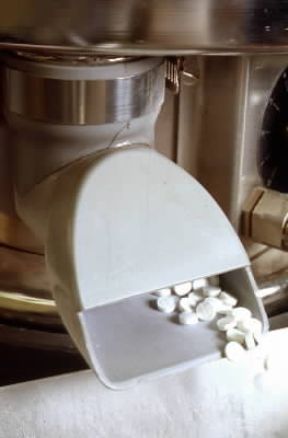 Farmaco. Comprimitrice automatica per la produzione di compresse.De Agostini Picture Library/G. Cigolini Farmaco. Comprimitrice automatica per la produzione di compresse.De Agostini Picture Library/G. Cigolini