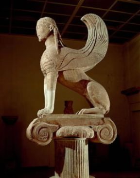 Ionico . Capitello della colonna che sorregge la Sfinge dedicata dai Nassi a Delfi (sec. VI a. C.; Delfi, Museo Archeologico).De Agostini Picture Library/G. Dagli Orti Ionico . Capitello della colonna che sorregge la Sfinge dedicata dai Nassi a Delfi (sec. VI a. C.; Delfi, Museo Archeologico).De Agostini Picture Library/G. Dagli Orti