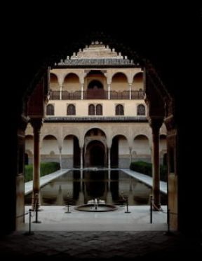 Islam . Il cortile dei Mirti nell'Alhambra di Granada (sec. XIV).De Agostini Picture Library/G. Dagli Orti Islam . Il cortile dei Mirti nell'Alhambra di Granada (sec. XIV).De Agostini Picture Library/G. Dagli Orti