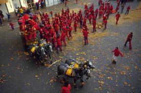 Italia . Un momento del Carnevale di Ivrea in Piemonte.De Agostini Picture Library/M. Leigheb Italia . Un momento del Carnevale di Ivrea in Piemonte.De Agostini Picture Library/M. Leigheb