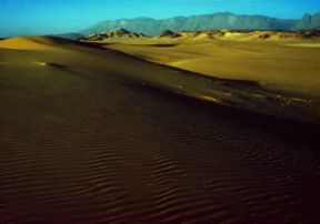 Niger. Veduta del deserto e, sullo sfondo, il massiccio dell'Aïr.De Agostini Picture Library / G. Gamba Niger. Veduta del deserto e, sullo sfondo, il massiccio dell'Aïr.De Agostini Picture Library / G. Gamba