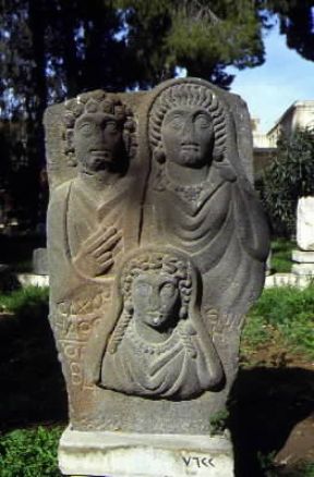 Palmira . Rilievo funerario proveniente dagli scavi archeologici della città siriana (Damasco, Giardino del Museo Nazionale).De Agostini Picture Library/C. Sappa Palmira . Rilievo funerario proveniente dagli scavi archeologici della città siriana (Damasco, Giardino del Museo Nazionale).De Agostini Picture Library/C. Sappa