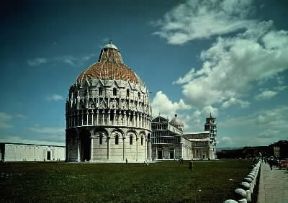 Pisa. Una veduta del celebre complesso monumentale di piazza dei Miracoli, con il battistero in primo piano.De Agostini Picture Library Pisa. Una veduta del celebre complesso monumentale di piazza dei Miracoli, con il battistero in primo piano.De Agostini Picture Library