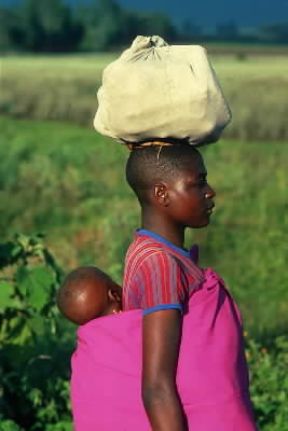 Ruanda. Giovane donna con bambino.De Agostini Picture Library/ M. Bertinetti Ruanda. Giovane donna con bambino.De Agostini Picture Library/ M. Bertinetti