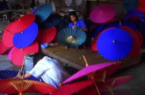 Thailandia. La produzione artigianale di ombrellini di carta a Chiang Mai, la maggiore città della Regione Settentrionale.De Agostini Picture Library/C. Sappa Thailandia. La produzione artigianale di ombrellini di carta a Chiang Mai, la maggiore città della Regione Settentrionale.De Agostini Picture Library/C. Sappa