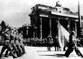 Battaglia di Berlino . Entrata delle truppe sovietiche durante la II guerra mondiale (1945).De Agostini Picture Library Battaglia di Berlino . Entrata delle truppe sovietiche durante la II guerra mondiale (1945).De Agostini Picture Library
