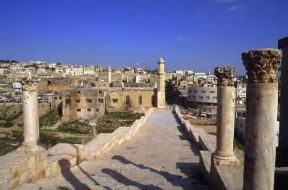 Giordania. Veduta dei resti di Gerasa e sullo sfondo la cittÃ  moderna.De Agostini Picture Library / C. Sappa