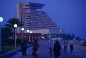 Qatar. Il moderno edificio dell'hotel Sheraton presso Doha.De Agostini Picture Library/C. Sappa Qatar. Il moderno edificio dell'hotel Sheraton presso Doha.De Agostini Picture Library/C. Sappa