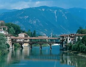 Bassano del Grappa. Ponte coperto sul Brenta.De Agostini Picture Library / G. Barone Bassano del Grappa. Ponte coperto sul Brenta.De Agostini Picture Library / G. Barone