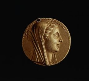 Berenice I ritratta sul recto di un ottodramma aureo (III sec. a. C., Londra, British Museum).Londra, British Museum Berenice I ritratta sul recto di un ottodramma aureo (III sec. a. C., Londra, British Museum).Londra, British Museum