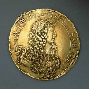 Carlino aureo (recto) di Carlo Emanuele II (1663; Padova, Museo Bottacin).De Agostini Picture Library/A. Dagli Orti Carlino aureo (recto) di Carlo Emanuele II (1663; Padova, Museo Bottacin).De Agostini Picture Library/A. Dagli Orti