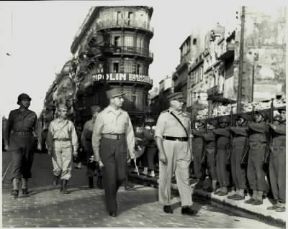 Francia. Il generale De Lattre de Tassigny e il generale alleato Maitland Wilson ispezionano le truppe a Tolone liberata nel 1944.De Agostini Picture Library Francia. Il generale De Lattre de Tassigny e il generale alleato Maitland Wilson ispezionano le truppe a Tolone liberata nel 1944.De Agostini Picture Library
