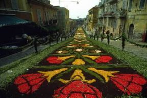 Italia . Un momento dell'Infiorata di Genzano (Roma).De Agostini Picture Library/C. Pozzoni Italia . Un momento dell'Infiorata di Genzano (Roma).De Agostini Picture Library/C. Pozzoni