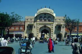 Jaipur . L'ingresso della città vecchia.De Agostini Picture Library/M. Bertinetti Jaipur . L'ingresso della città vecchia.De Agostini Picture Library/M. Bertinetti