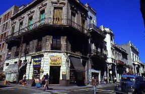 Montevideo. Una via della città vecchia.De Agostini Picture Library / S. Gutierrez Montevideo. Una via della città vecchia.De Agostini Picture Library / S. Gutierrez