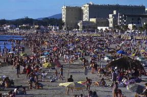 Uruguay. La spiaggia di Piriapolis, uno dei numerosi centri balneari del Paese.De Agostini Picture Library/ S. Gutierrez Uruguay. La spiaggia di Piriapolis, uno dei numerosi centri balneari del Paese.De Agostini Picture Library/ S. Gutierrez