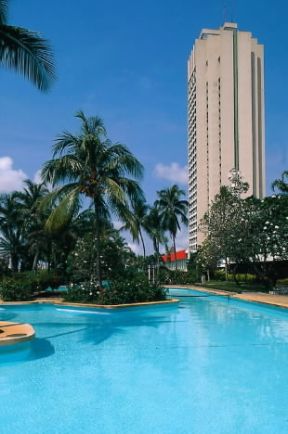 Abidjan. Scorcio della piscina dell'Hotel Ivoire.De Agostini Picture Library/L. Romano Abidjan. Scorcio della piscina dell'Hotel Ivoire.De Agostini Picture Library/L. Romano