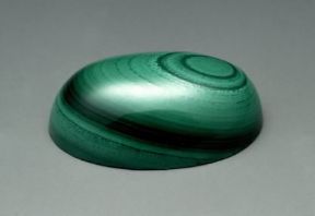 Malachite. Il minerale si presenta spesso sotto forma di masse di colore verde smeraldo.De Agostini Picture Library/A. Rizzi Malachite. Il minerale si presenta spesso sotto forma di masse di colore verde smeraldo.De Agostini Picture Library/A. Rizzi
