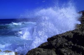 Onda . Onde marine con increspature di spuma che si infrangono contro gli scogli.De Agostini Picture Library/C. Rives-Desmier Onda . Onde marine con increspature di spuma che si infrangono contro gli scogli.De Agostini Picture Library/C. Rives-Desmier