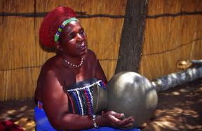 Zulu. Una donna mentre lavora un vasellame in un villaggio zulu dell'Africa meridionale.De Agostini Picture Library/L. Romano Zulu. Una donna mentre lavora un vasellame in un villaggio zulu dell'Africa meridionale.De Agostini Picture Library/L. Romano