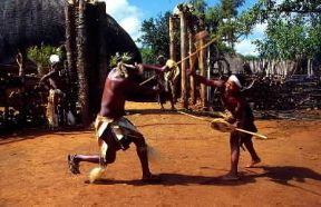 Zulu. Due guerrieri zulu in abiti tradizionali durante una danza rituale (Repubblica Sudafricana).De Agostini Picture Library/L. Romano Zulu. Due guerrieri zulu in abiti tradizionali durante una danza rituale (Repubblica Sudafricana).De Agostini Picture Library/L. Romano