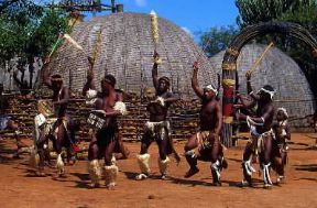 Zulu. Una danza tradizionale in un villaggio zulu nel Natal (Repubblica Sudafricana).De Agostini Picture Library/L. Romano Zulu. Una danza tradizionale in un villaggio zulu nel Natal (Repubblica Sudafricana).De Agostini Picture Library/L. Romano