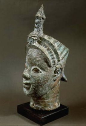 Benin. Esempio di arte africana: effigie commemorativa di un Oni di Ifé (paese di Yoruba), raffigurante la testa di un re, coronata dal serpente simbolo della potenza del monarca assoluto che era l'Oni (Dakar, Galleria Antenna). De Agostini Picture Library Benin. Esempio di arte africana: effigie commemorativa di un Oni di Ifé (paese di Yoruba), raffigurante la testa di un re, coronata dal serpente simbolo della potenza del monarca assoluto che era l'Oni (Dakar, Galleria Antenna). De Agostini Picture Library
