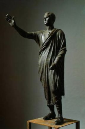 L'arringatore (Firenze, Museo Archeologico).De Agostini Picture Library/G. Nimatallah. L'arringatore (Firenze, Museo Archeologico).De Agostini Picture Library/G. Nimatallah.