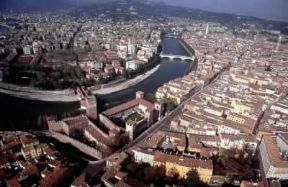 Adige. Veduta di Verona con il Castelvecchio.De Agostini Picture Library/U. Colnago Adige. Veduta di Verona con il Castelvecchio.De Agostini Picture Library/U. Colnago