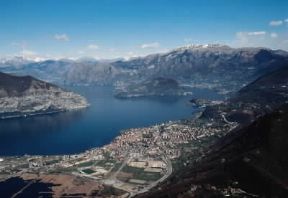 Iseo. Veduta della cittÃ  con un tratto del lago.De Agostini Picture Library/U. Colnago