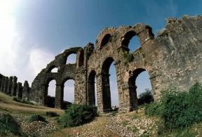 Aspendo. Resti dell'acquedotto romano. De Agostini Picture Library / G. Sioën Aspendo. Resti dell'acquedotto romano. De Agostini Picture Library / G. Sioën