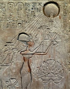 Atum. Ekhnaton adora il Atum. Ekhnaton adora il