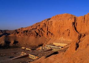 Funerario. Il tempio funerario a Deir el-Bahari, in Egitto, fatto erigere dalla regina Hatshepsut (1505-1483 a. C.).De Agostini Picture Library/G. Sioën Funerario. Il tempio funerario a Deir el-Bahari, in Egitto, fatto erigere dalla regina Hatshepsut (1505-1483 a. C.).De Agostini Picture Library/G. Sioën