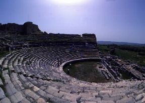 Mileto. Il teatro romano, ricostruito nel sec. II d. C., sorgeva vicino al porto.De Agostini Picture Library/G. Sioën Mileto. Il teatro romano, ricostruito nel sec. II d. C., sorgeva vicino al porto.De Agostini Picture Library/G. Sioën