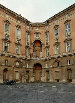 Palazzo . Particolare del cortile della reggia di Caserta.De Agostini Picture Library/F. Tanasi Palazzo . Particolare del cortile della reggia di Caserta.De Agostini Picture Library/F. Tanasi
