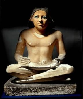 Egitto . Lo scriba, statua in calcare dipinto proveniente da Saqqâra. De Agostini Picture Library/A. Dagli Orti Egitto . Lo scriba, statua in calcare dipinto proveniente da Saqqâra. De Agostini Picture Library/A. Dagli Orti