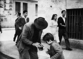 Ladri di biciclette. Una scena tratta dal film girato da V. De Sica nel 1948.De Agostini Picture Library/D. Turconi Ladri di biciclette. Una scena tratta dal film girato da V. De Sica nel 1948.De Agostini Picture Library/D. Turconi
